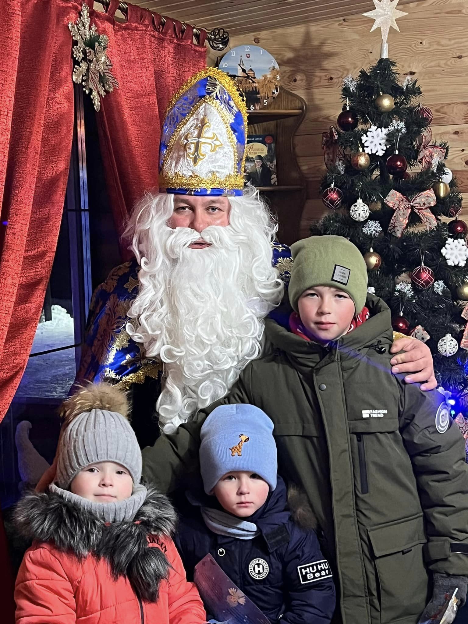 Новини Тернополя - фото з Відомий священник з Тернопільщини перевтілився у Святого Миколая