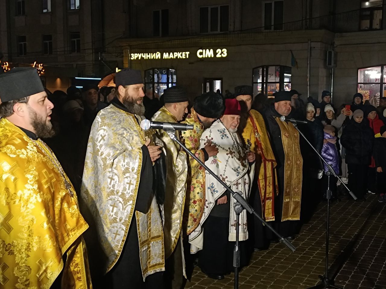 Новини Тернополя - фото з Співали пісні про Миколая та молились за перемогу: як у Тернополі засвітили головну ялинку міста