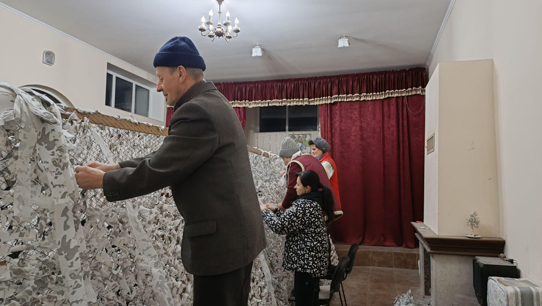 Новини Тернополя - фото з Сітки, які рятують життя. Як при тернопільському храмі виготовляють маскування для військових
