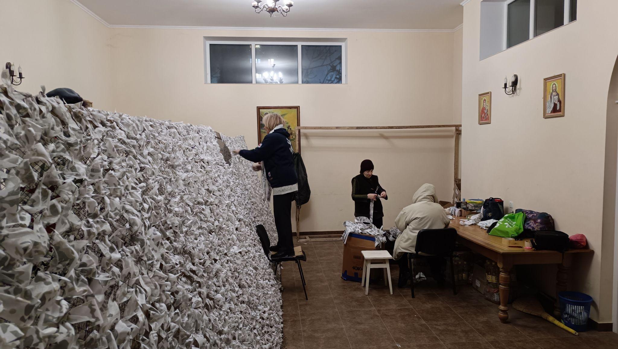 Новини Тернополя - фото з Сітки, які рятують життя. Як при тернопільському храмі виготовляють маскування для військових