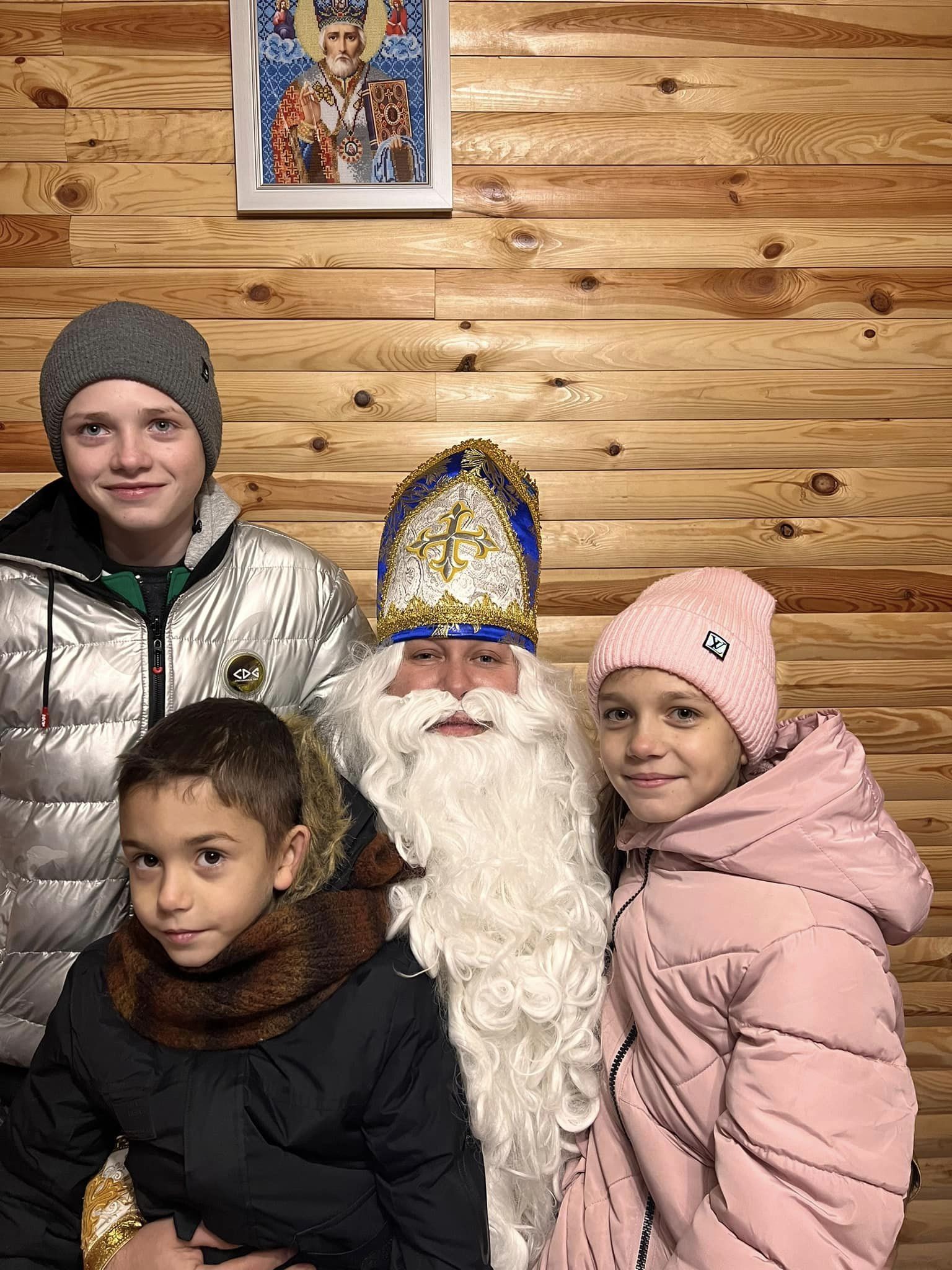 Новини Тернополя - фото з Відомий священник з Тернопільщини перевтілився у Святого Миколая