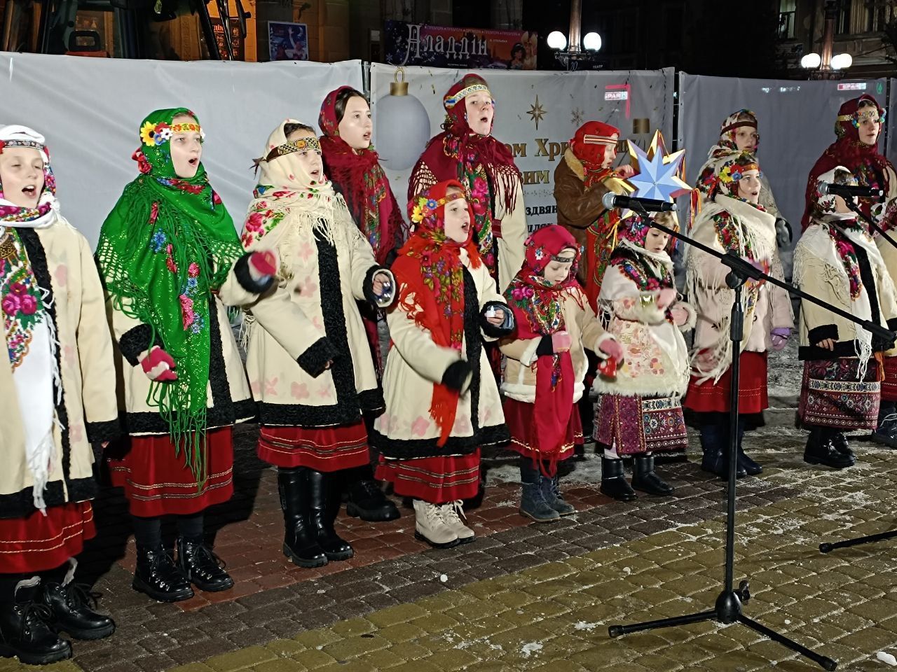 Новини Тернополя - фото з Співали пісні про Миколая та молились за перемогу: як у Тернополі засвітили головну ялинку міста