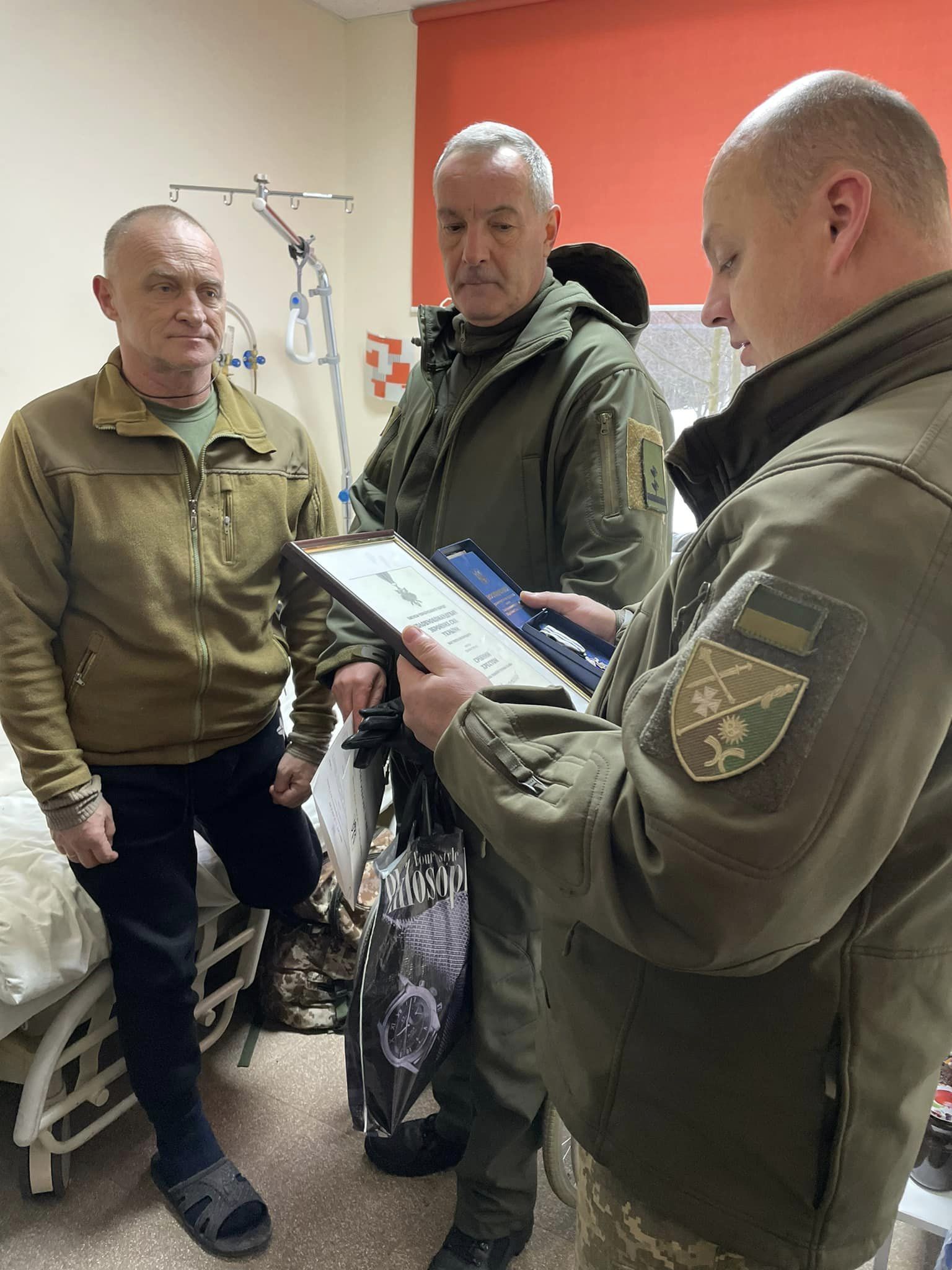 Новини Хмельницького - фото з Залужний нагородив “Срібним хрестом” військового з Хмельниччини