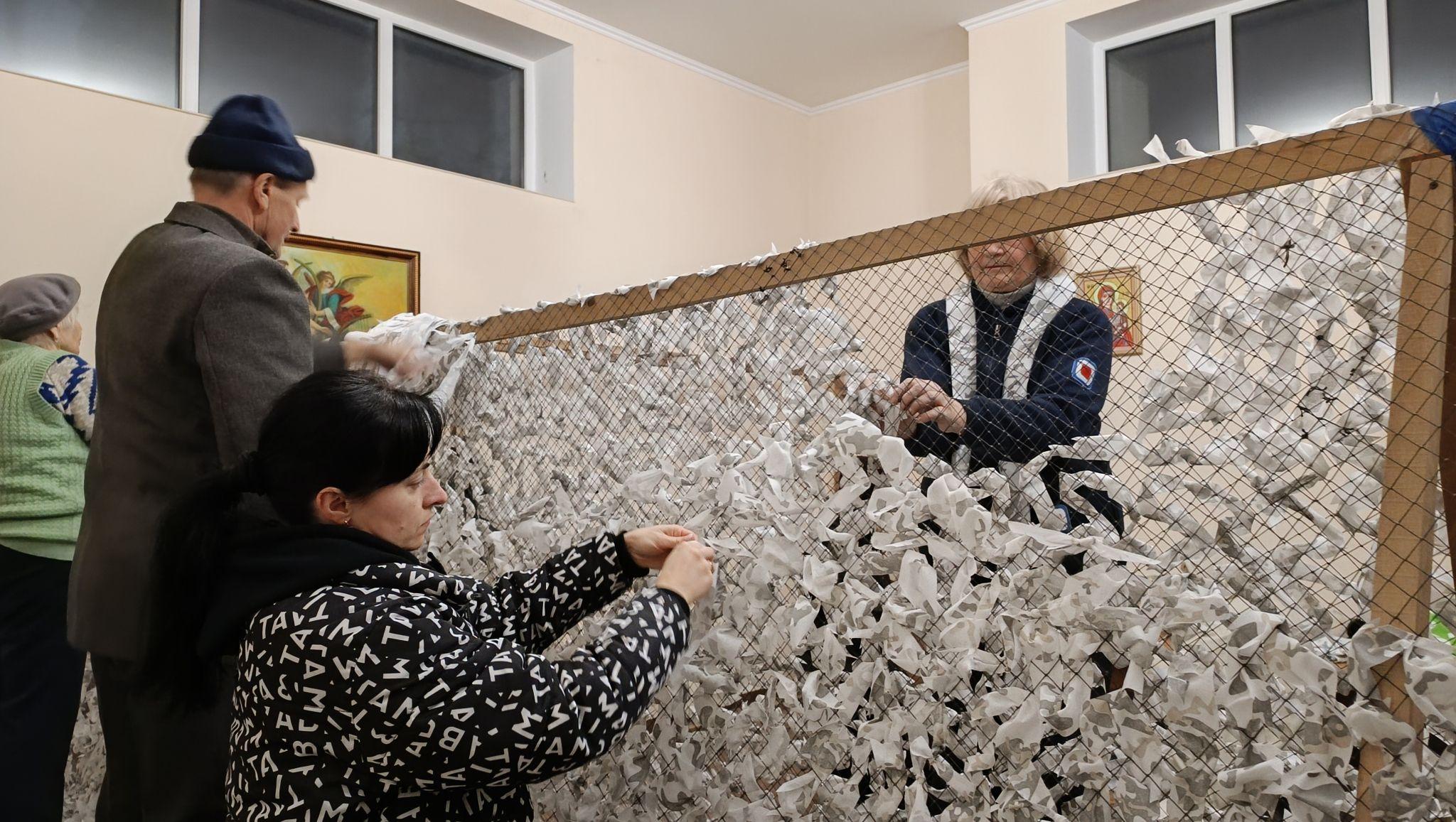 Новини Тернополя - фото з Сітки, які рятують життя. Як при тернопільському храмі виготовляють маскування для військових