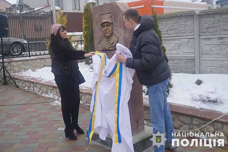 Новини Тернополя - фото з У Гаях Гречинських відкрили пам'ятний знак поліцейському Тарасу Гогусю