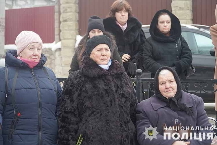 Новини Тернополя - фото з У Гаях Гречинських відкрили пам'ятний знак поліцейському Тарасу Гогусю