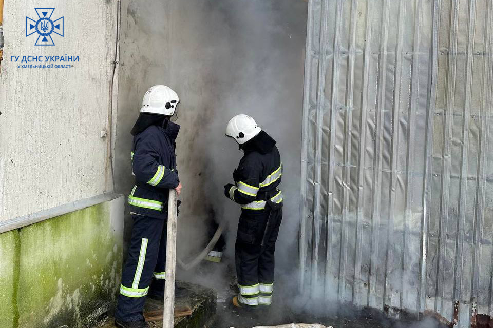 Возможно, это изображение 3 человека, огонь и текст