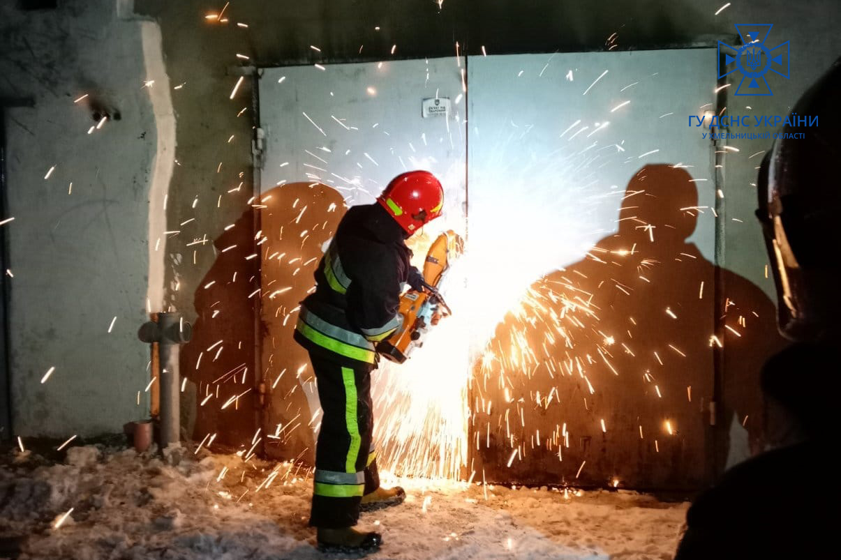 Возможно, это изображение 2 человека, огонь и литейный завод