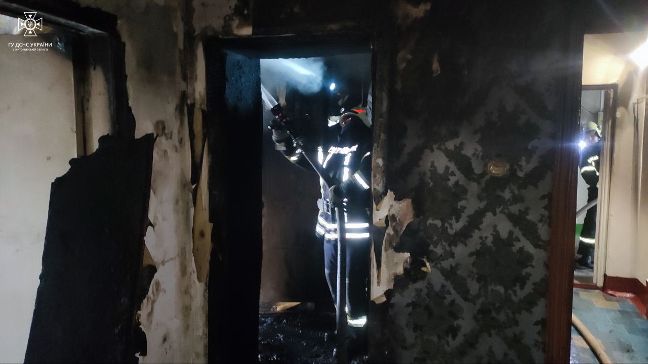 Новини Житомира - фото з Під час пожежі у квартирі на Маликова травмувалося дві особи: лежачого чоловіка врятував сусід. ФОТО