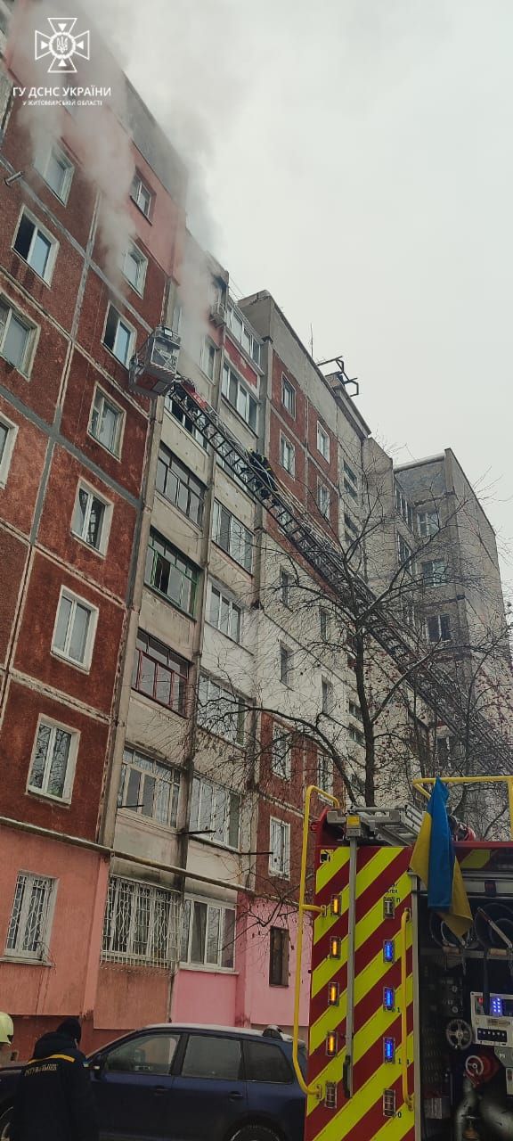 Новини Житомира - фото з Під час пожежі у квартирі на Маликова травмувалося дві особи: лежачого чоловіка врятував сусід. ФОТО