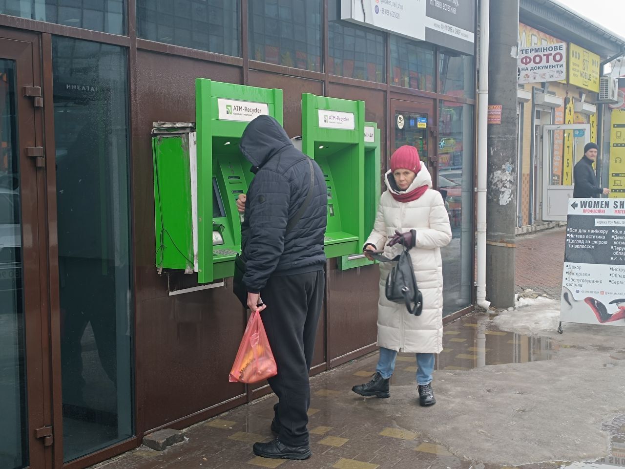 Новини Тернополя - фото з Чи можна розрахуватися в магазинах, аптеках і транспорті карткою. Перевірили журналісти 20 хвилин