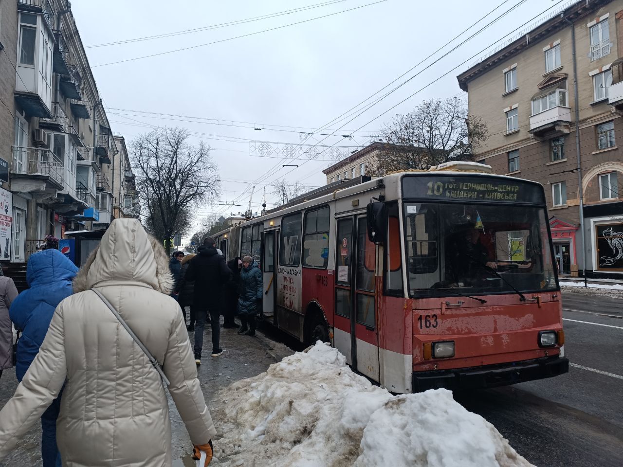 Новини Тернополя - фото з Чи можна розрахуватися в магазинах, аптеках і транспорті карткою. Перевірили журналісти 20 хвилин