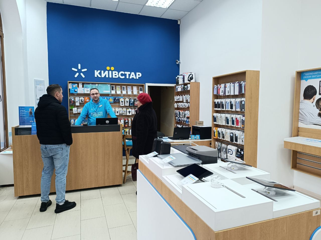 Новини Тернополя - фото з Аншлаг у магазинах мобільних операторів через збій Київстару: репортаж «20 хвилин»