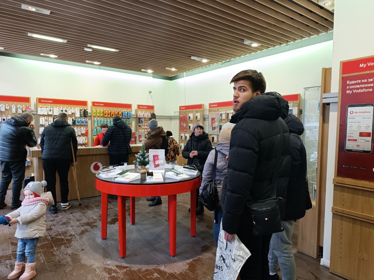 Новини Тернополя - фото з Аншлаг у магазинах мобільних операторів через збій Київстару: репортаж «20 хвилин»