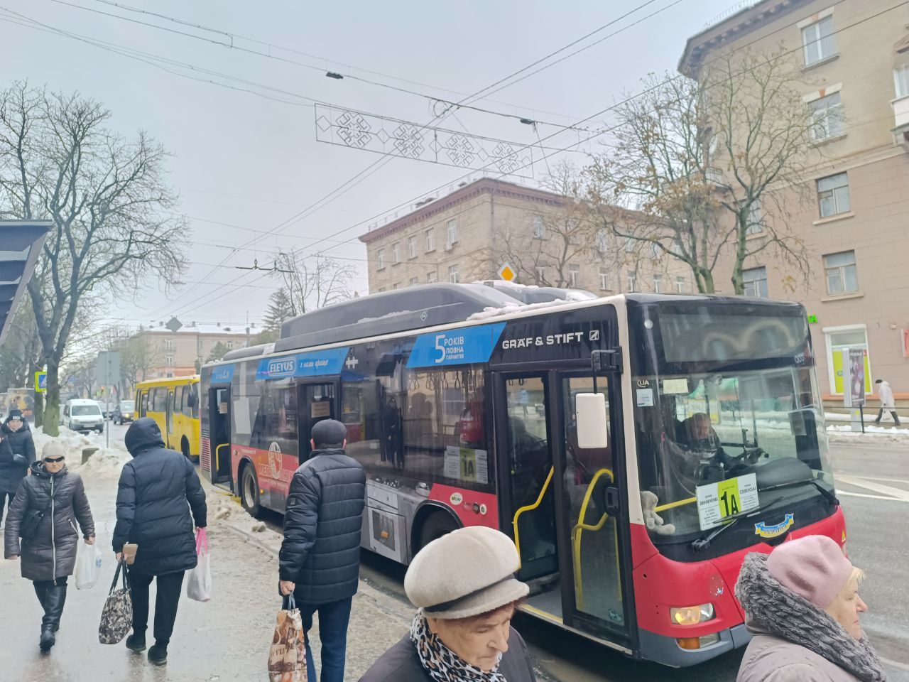 Новини Тернополя - фото з Чи можна розрахуватися в магазинах, аптеках і транспорті карткою. Перевірили журналісти 20 хвилин