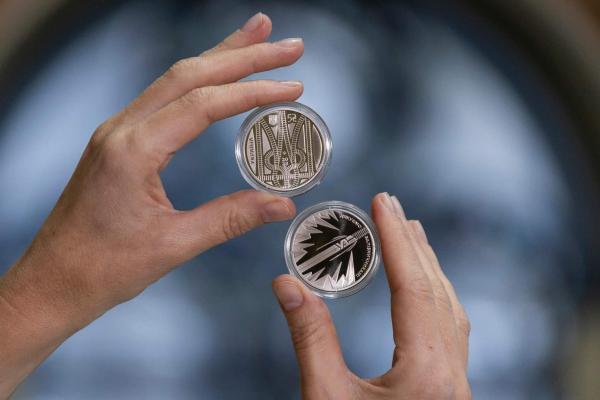 Новини Тернополя - фото з В Україні ввели в обіг нову монету 5 гривень. Який вигляд вона має