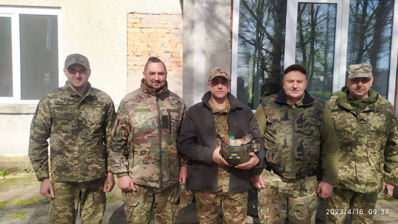 Новини Тернополя - фото з Він дорогою ціною здобув цю нагороду: боєць 105 бригади отримав «Золотий хрест» від Залужного