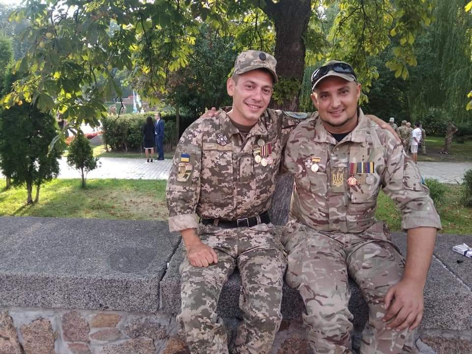 Новини Тернополя - фото з Він дорогою ціною здобув цю нагороду: боєць 105 бригади отримав «Золотий хрест» від Залужного