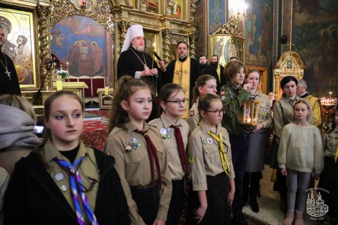 Новини Вінниці - фото з До Вінниці скаути привезли Вифлеємський вогонь миру