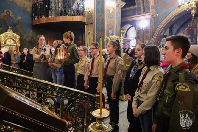 Новини Вінниці - фото з До Вінниці скаути привезли Вифлеємський вогонь миру