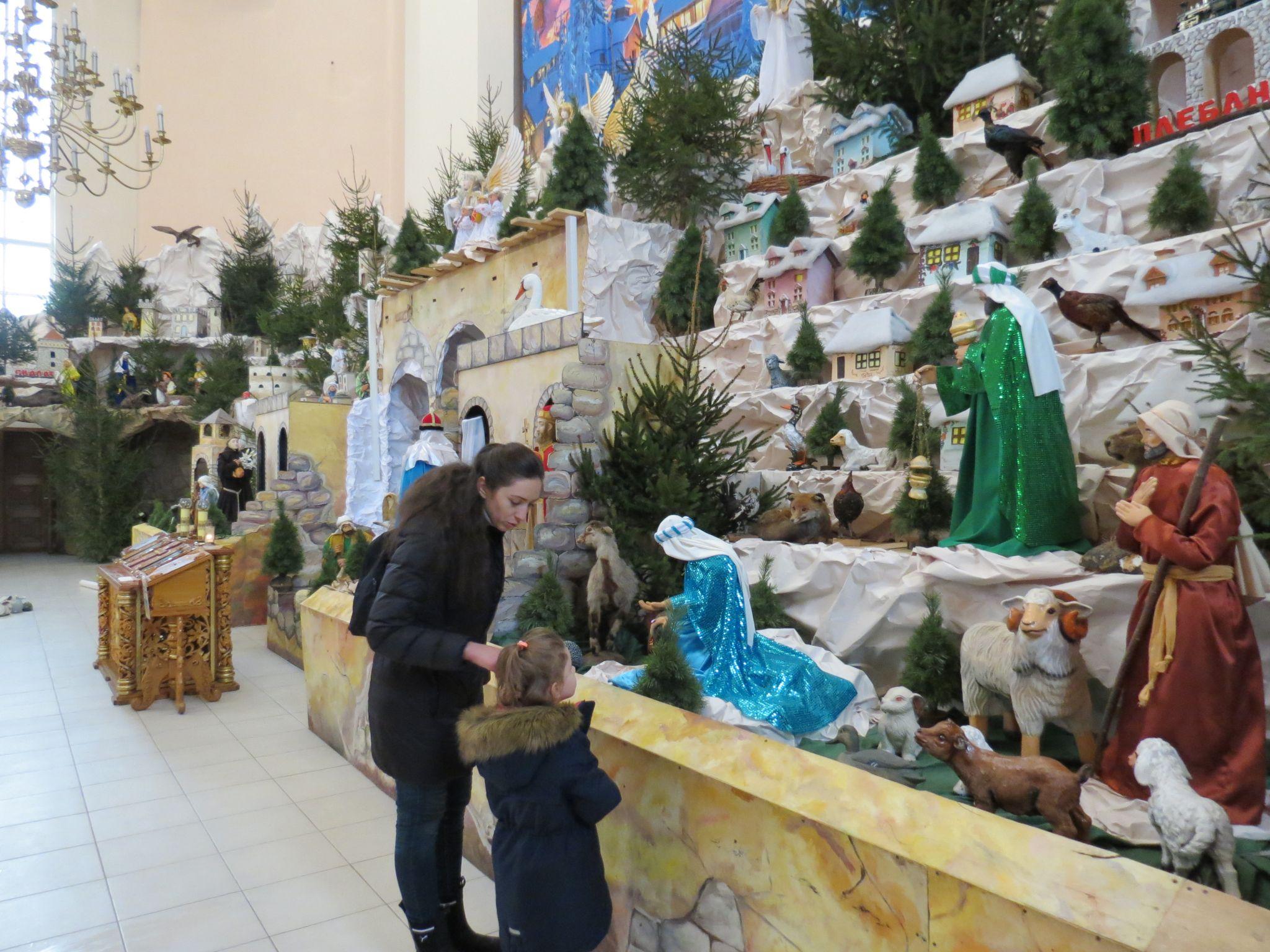 Новини Тернополя - фото з Нові макети замків та бліндаж захисників: який вигляд має найбільша в Україні різдвяна шопка