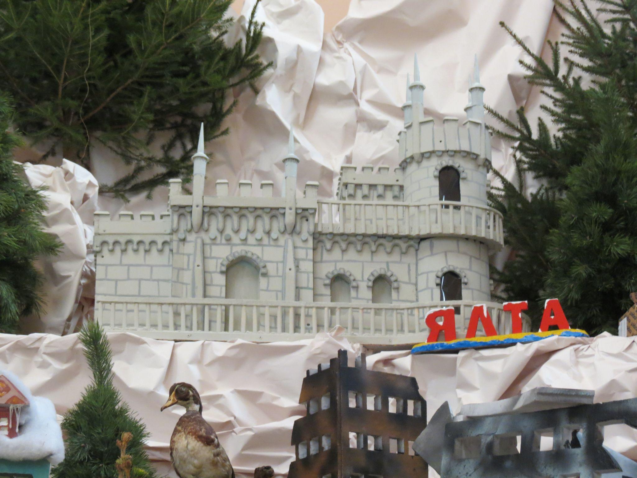 Новини Тернополя - фото з Нові макети замків та бліндаж захисників: який вигляд має найбільша в Україні різдвяна шопка