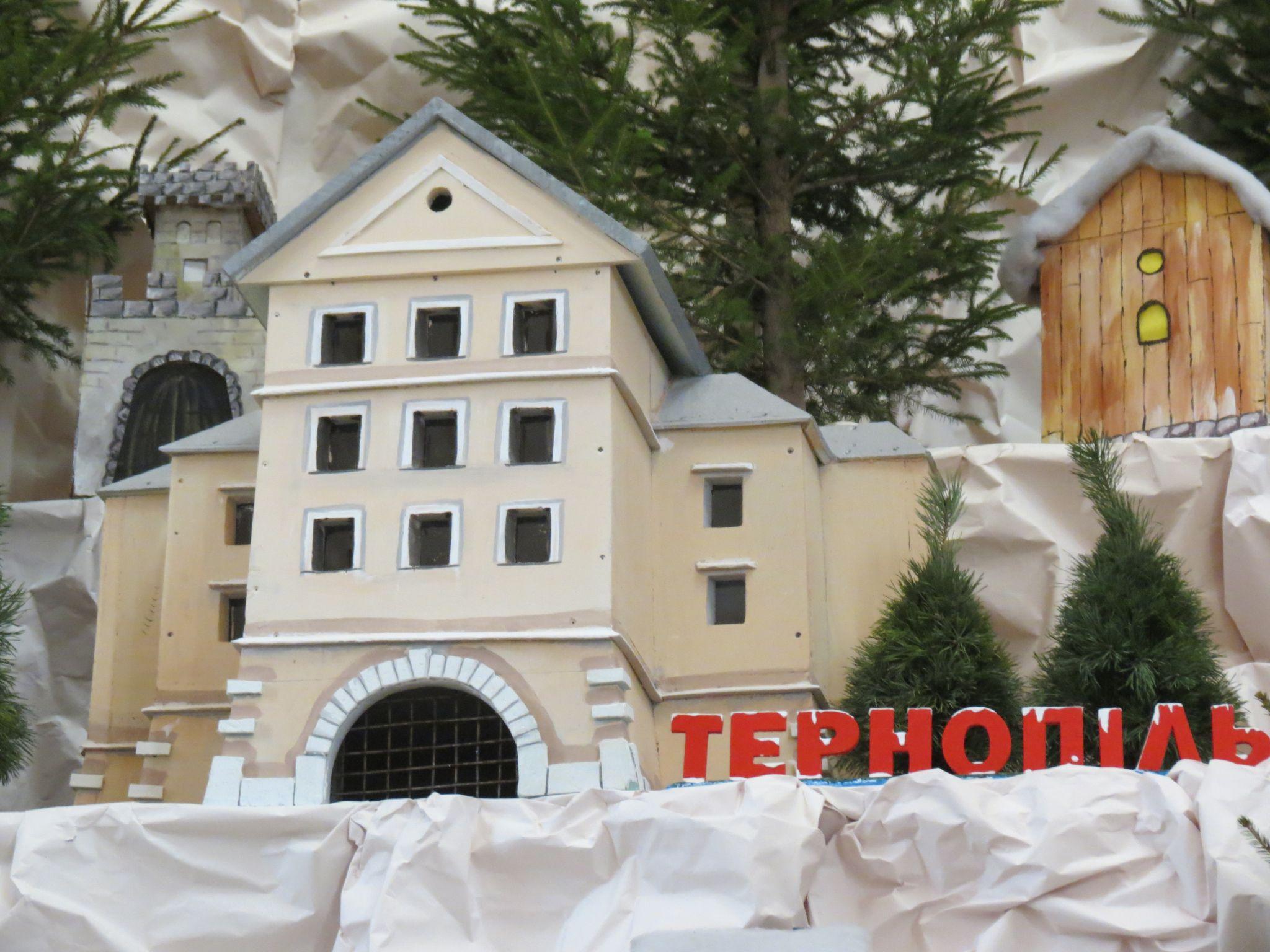 Новини Тернополя - фото з Нові макети замків та бліндаж захисників: який вигляд має найбільша в Україні різдвяна шопка