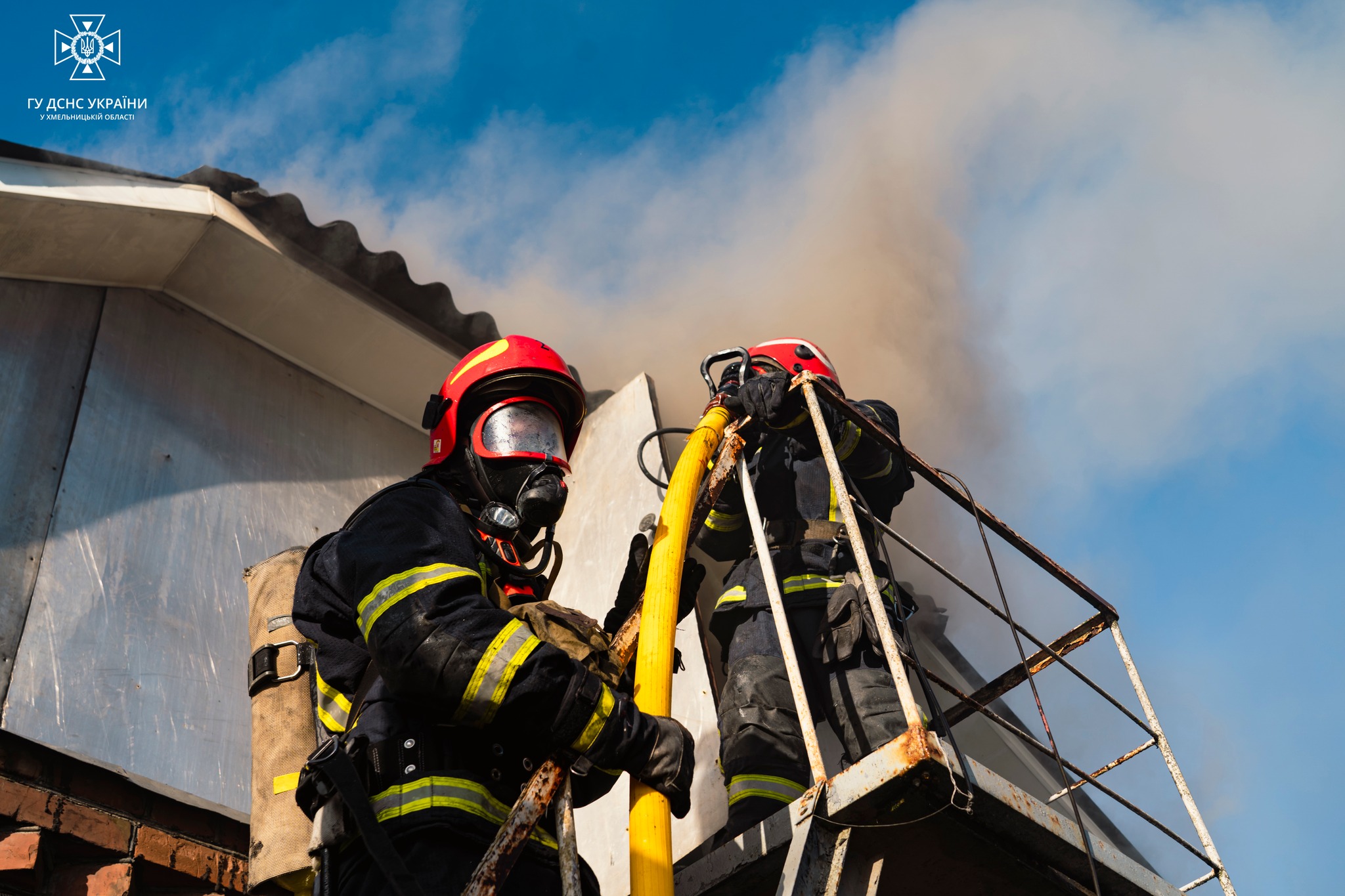 Возможно, это изображение 2 человека и текст