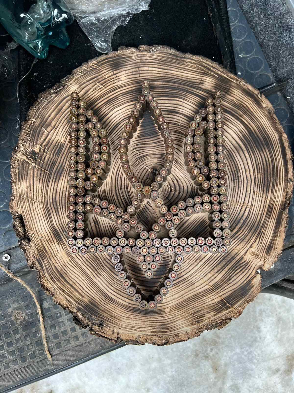 Новини Тернополя - фото з За скільки продали в Тернополі прапори із підписом Залужного та командира «Азову» Редіса