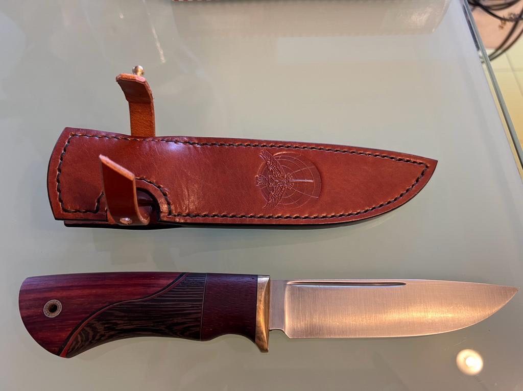 Новини Тернополя - фото з За скільки продали в Тернополі прапори із підписом Залужного та командира «Азову» Редіса