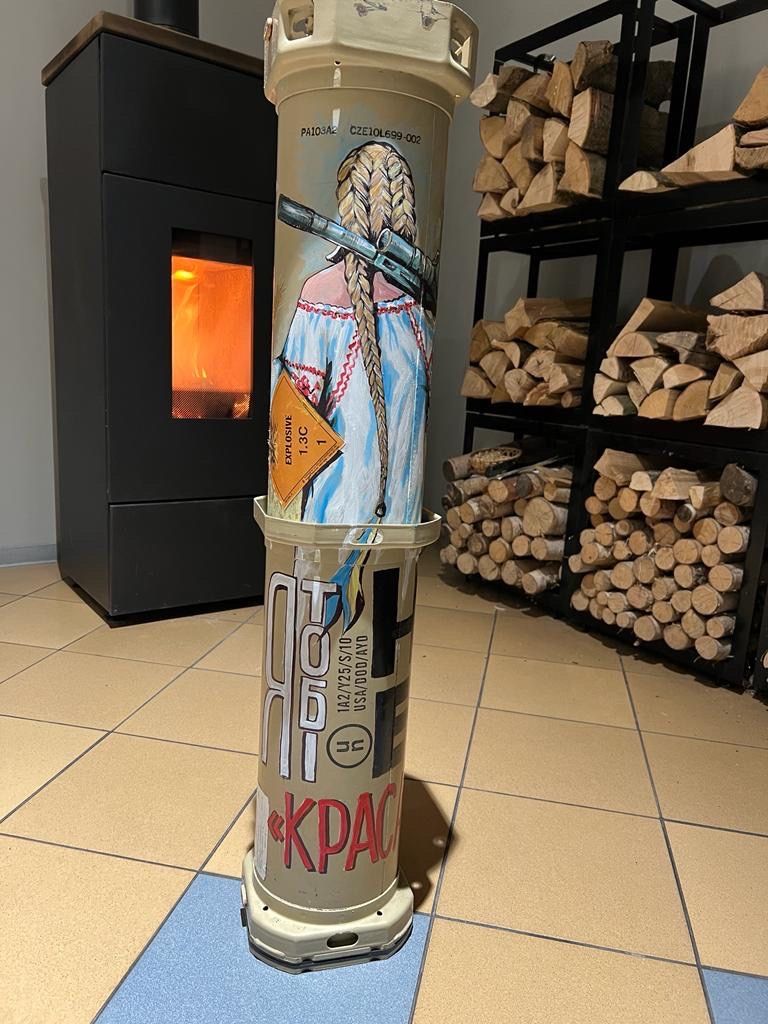 Новини Тернополя - фото з За скільки продали в Тернополі прапори із підписом Залужного та командира «Азову» Редіса