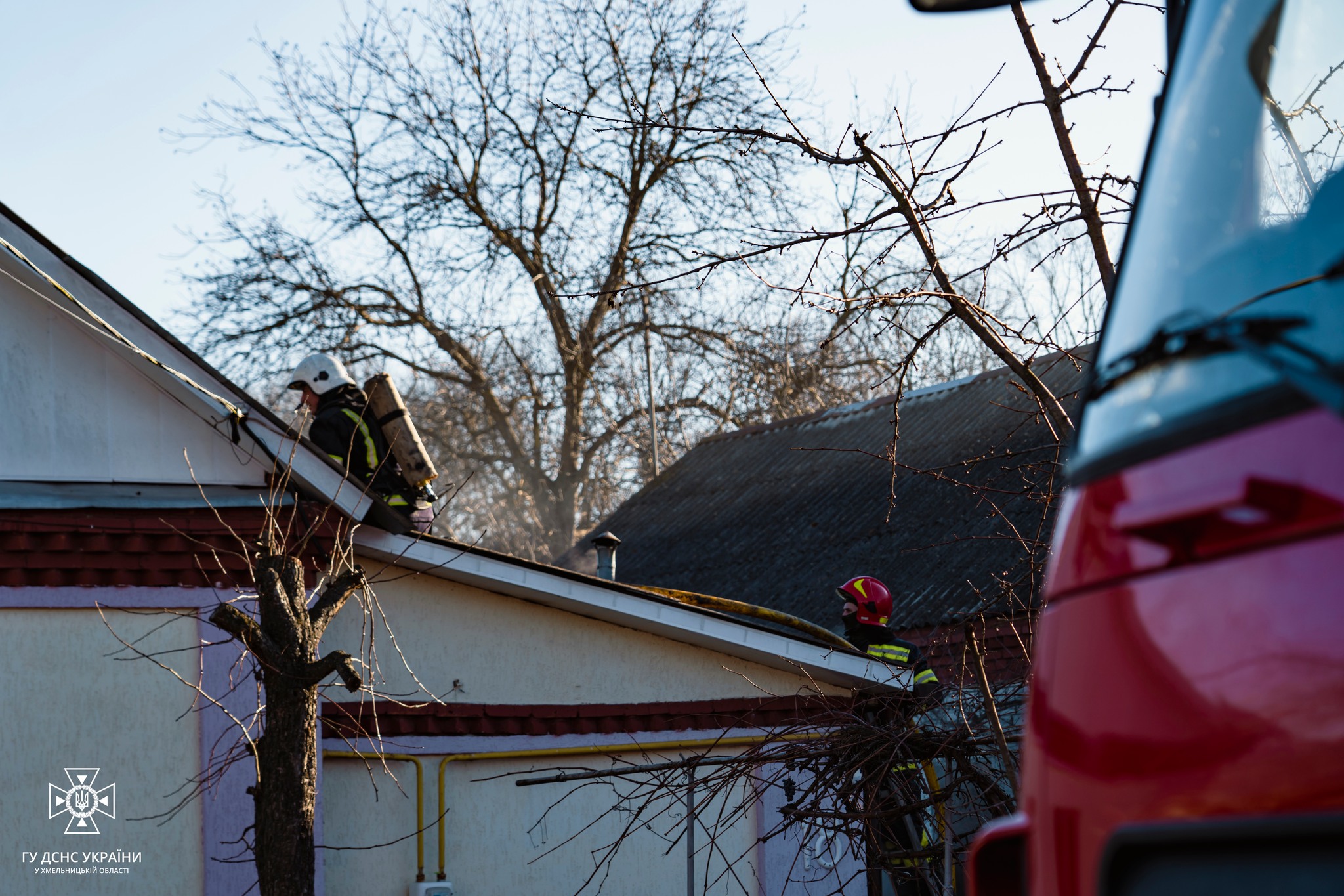 Возможно, это изображение 1 человек, осветительное оборудование и текст