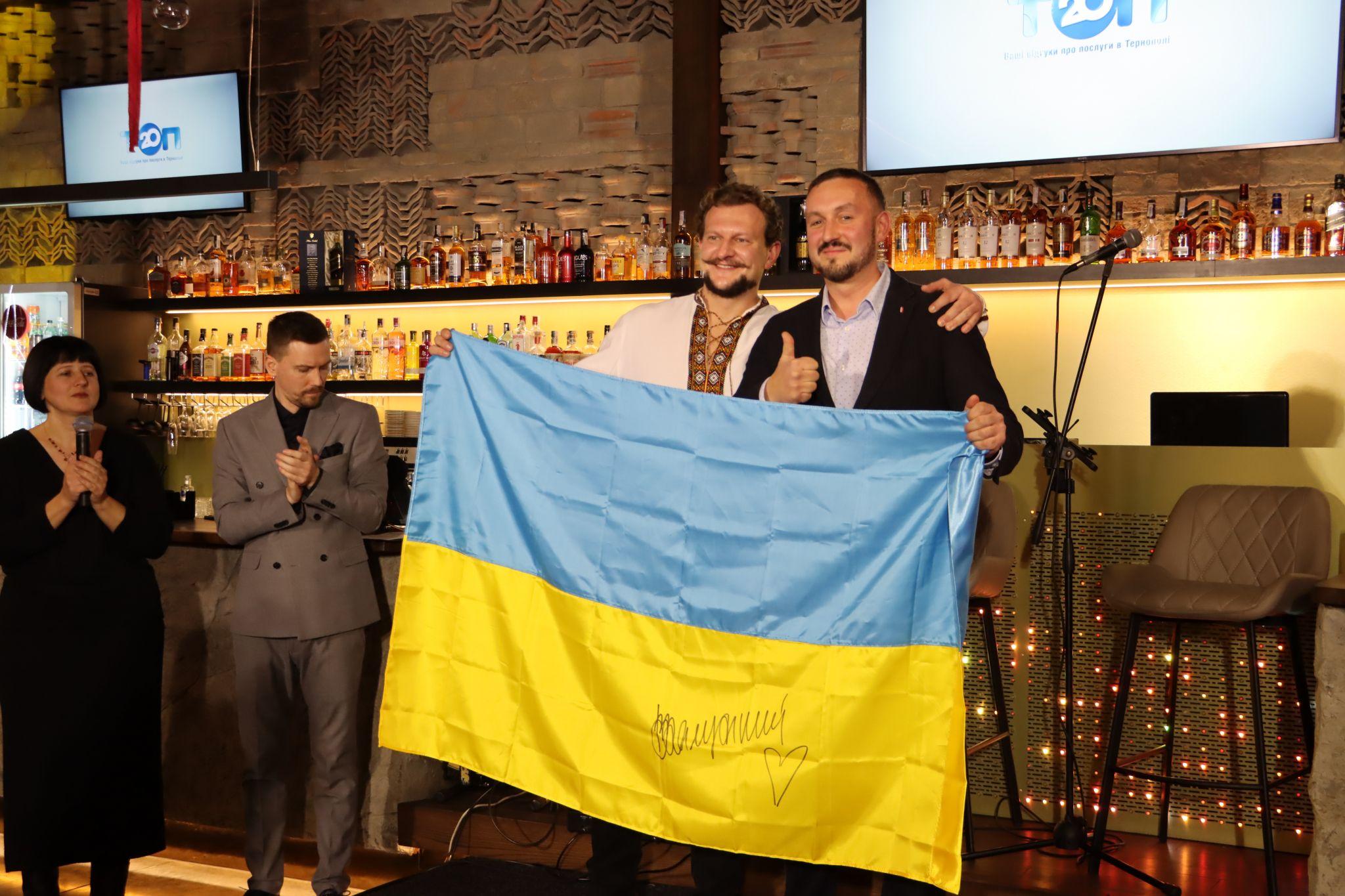 Новини Тернополя - фото з За скільки продали в Тернополі прапори із підписом Залужного та командира «Азову» Редіса