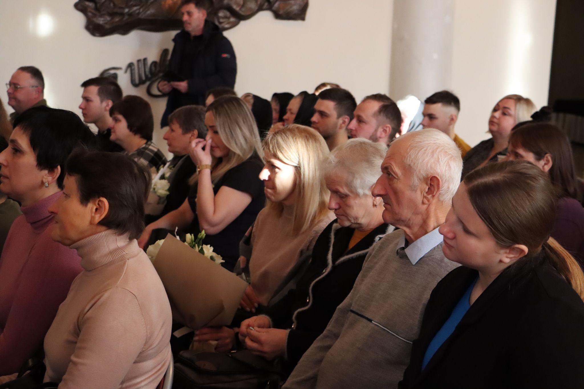 Новини Тернополя - фото з «Серце болить, не було ні дня без сліз»: у Тернополі посмертно нагородили військових (РЕПОРТАЖ)