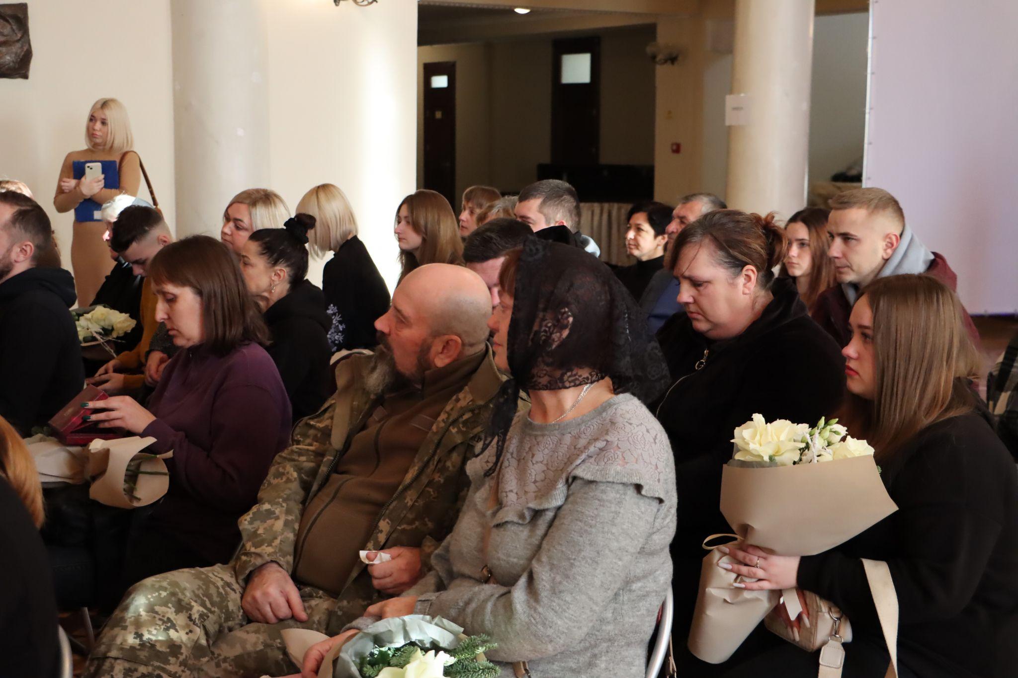 Новини Тернополя - фото з «Серце болить, не було ні дня без сліз»: у Тернополі посмертно нагородили військових (РЕПОРТАЖ)