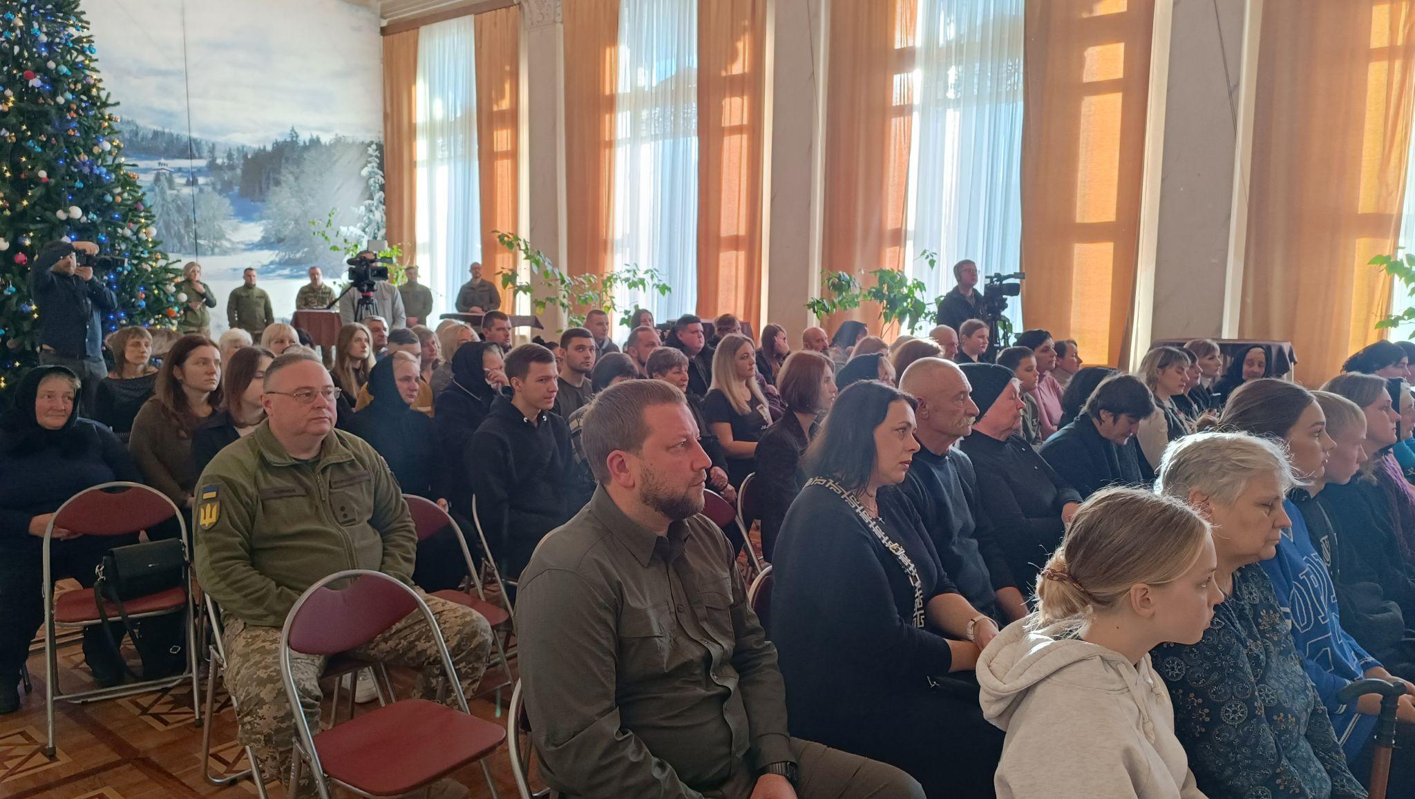 Новини Тернополя - фото з «Серце болить, не було ні дня без сліз»: у Тернополі посмертно нагородили військових (РЕПОРТАЖ)