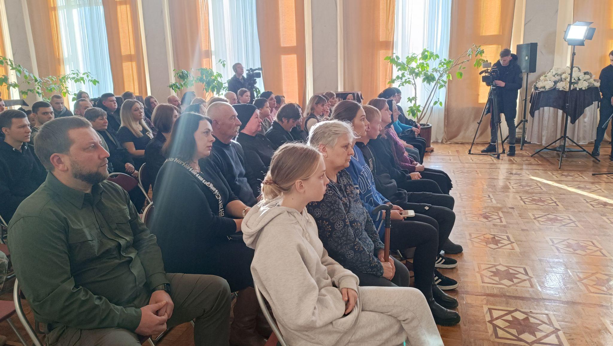 Новини Тернополя - фото з «Серце болить, не було ні дня без сліз»: у Тернополі посмертно нагородили військових (РЕПОРТАЖ)