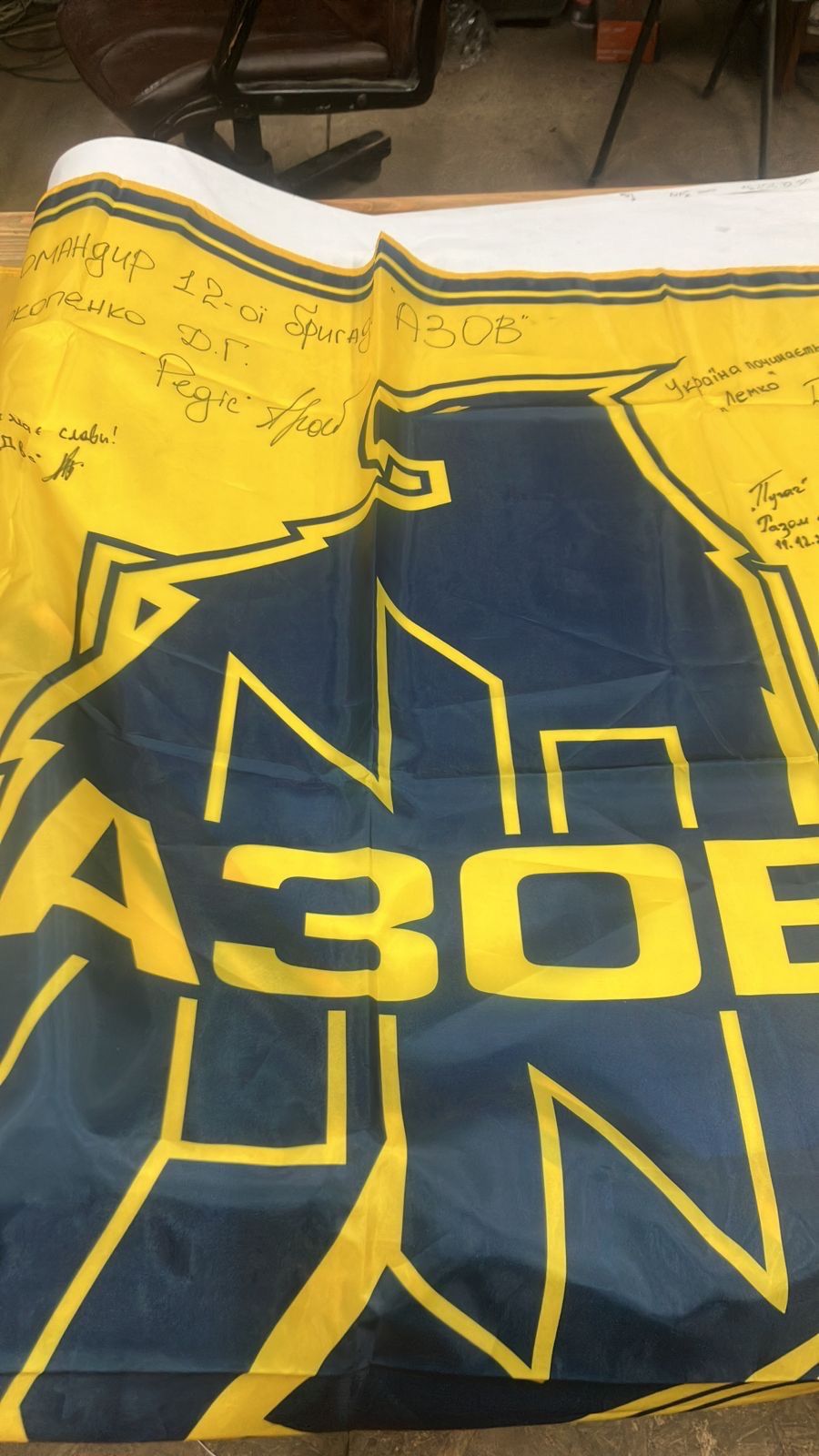 Новини Тернополя - фото з За скільки продали в Тернополі прапори із підписом Залужного та командира «Азову» Редіса