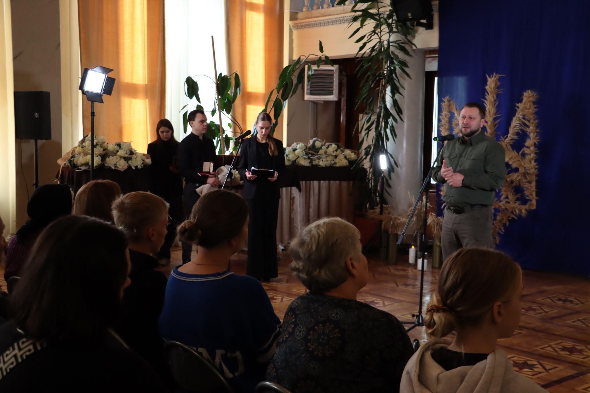 Новини Тернополя - фото з «Серце болить, не було ні дня без сліз»: у Тернополі посмертно нагородили військових (РЕПОРТАЖ)