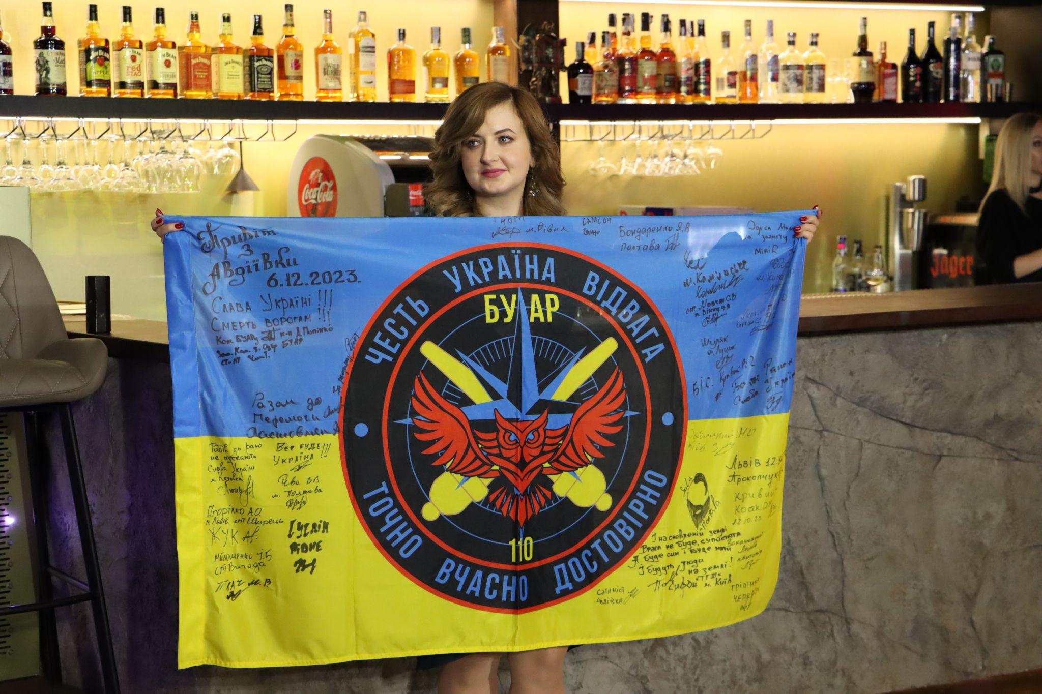 Новини Тернополя - фото з За скільки продали в Тернополі прапори із підписом Залужного та командира «Азову» Редіса