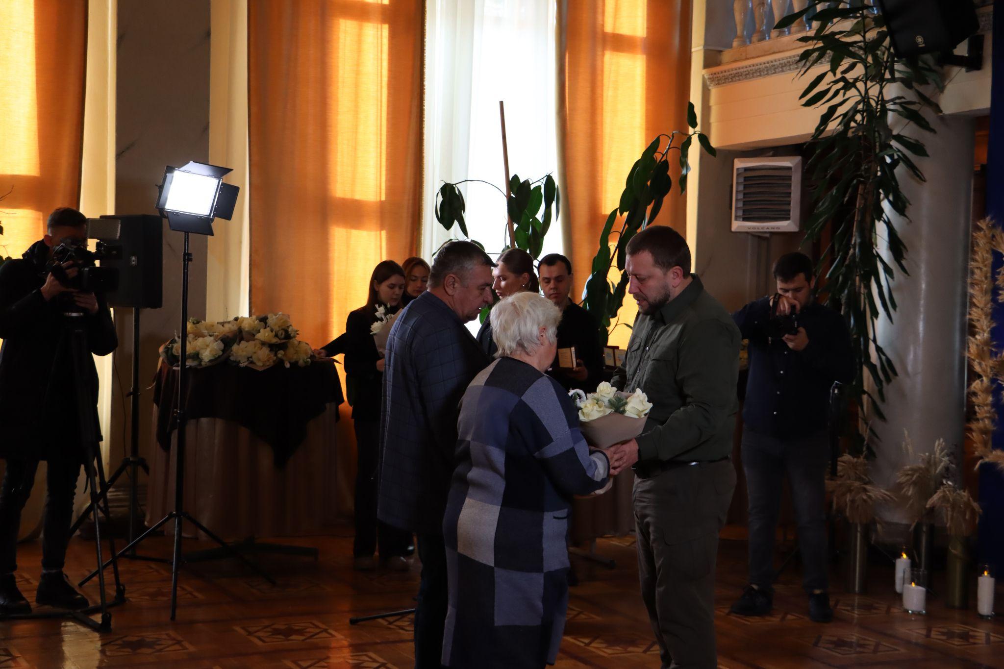 Новини Тернополя - фото з «Серце болить, не було ні дня без сліз»: у Тернополі посмертно нагородили військових (РЕПОРТАЖ)