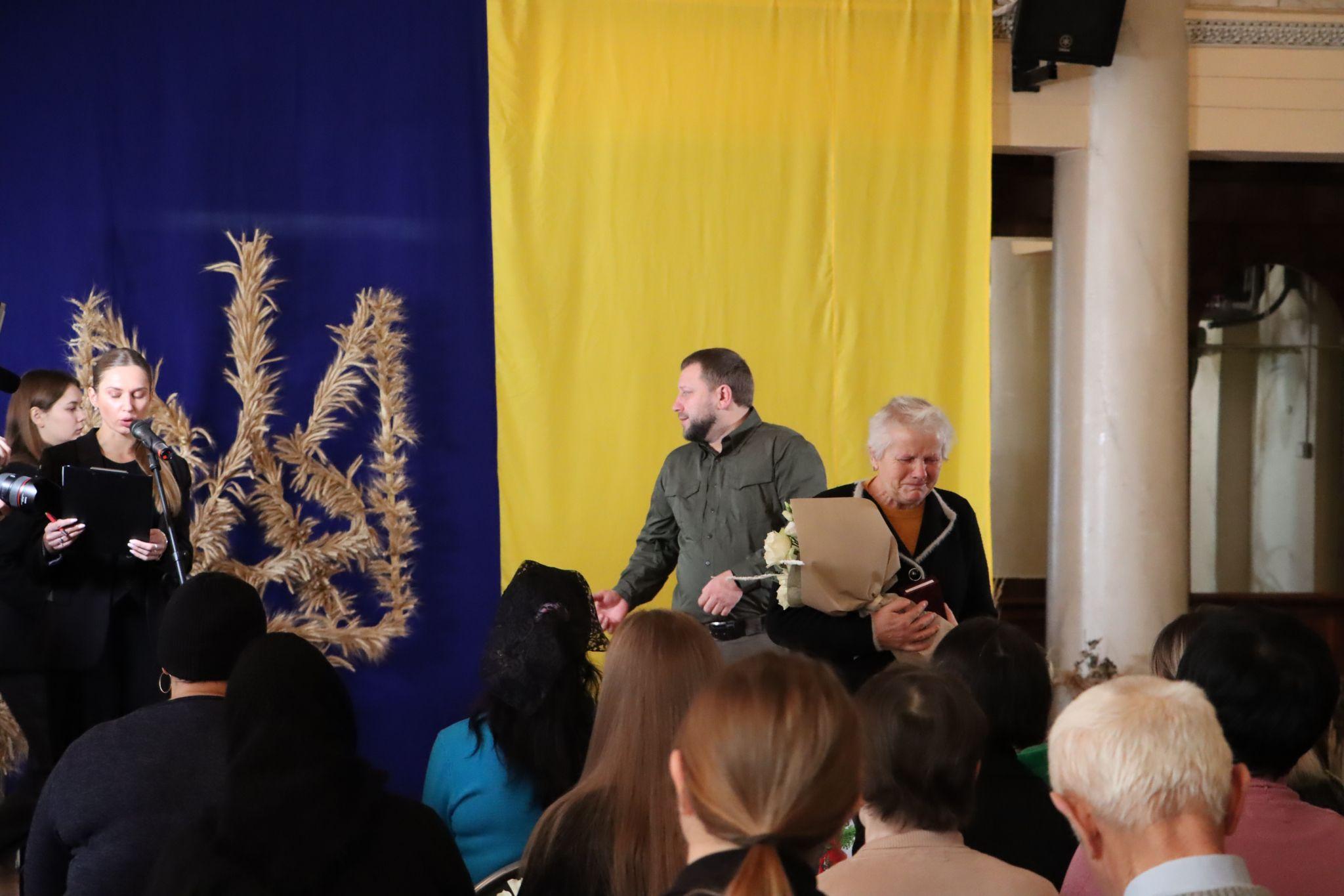 Новини Тернополя - фото з «Серце болить, не було ні дня без сліз»: у Тернополі посмертно нагородили військових (РЕПОРТАЖ)