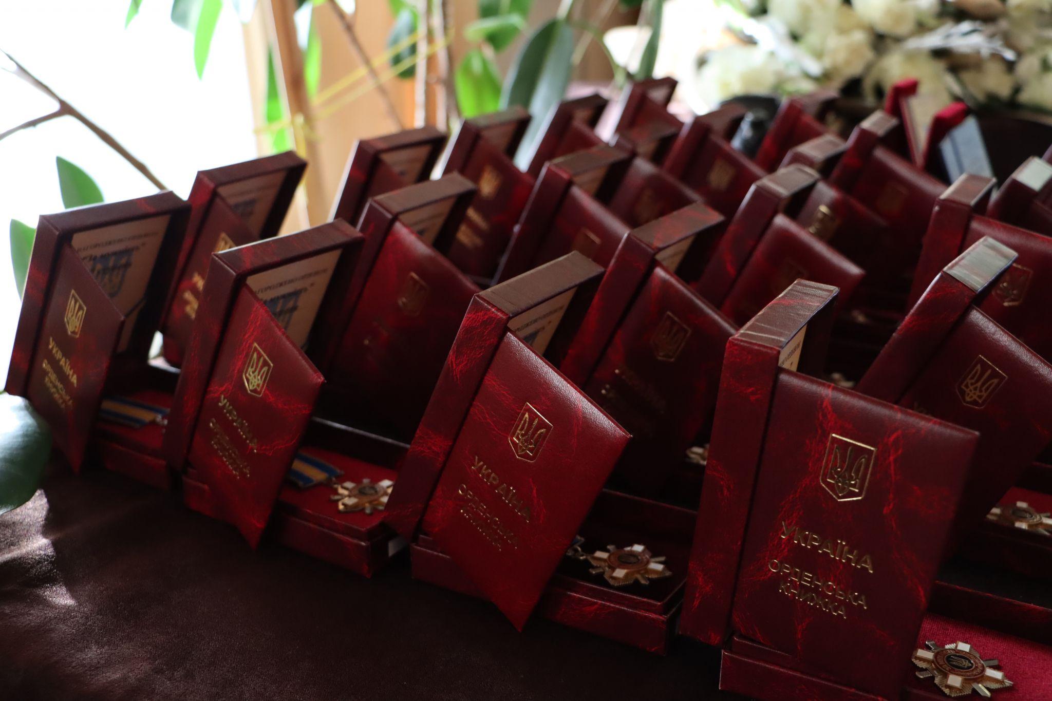 Новини Тернополя - фото з «Серце болить, не було ні дня без сліз»: у Тернополі посмертно нагородили військових (РЕПОРТАЖ)