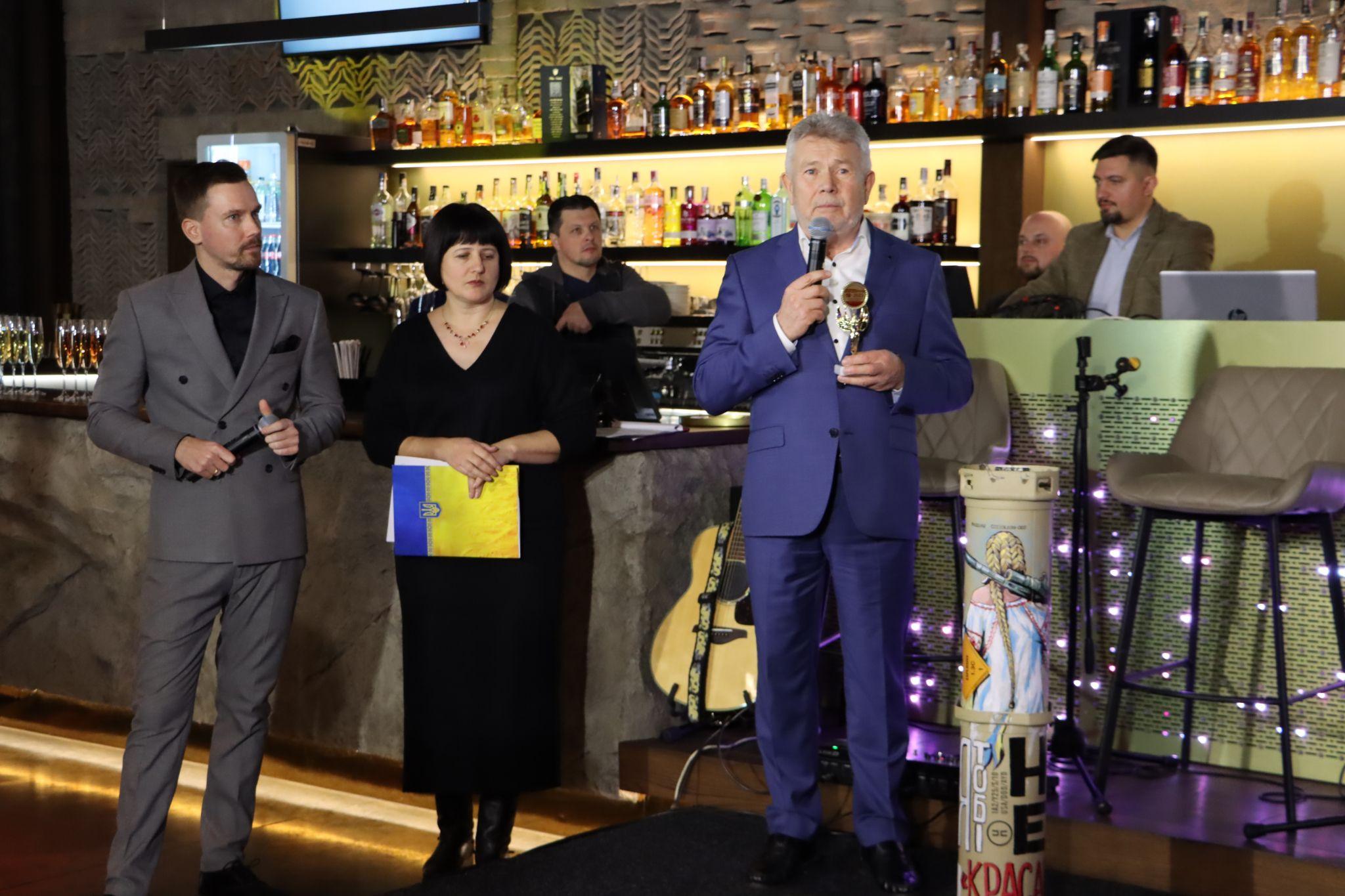 Новини Тернополя - фото з За скільки продали в Тернополі прапори із підписом Залужного та командира «Азову» Редіса