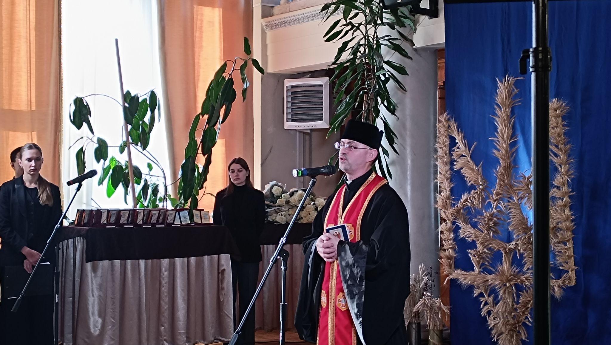 Новини Тернополя - фото з «Серце болить, не було ні дня без сліз»: у Тернополі посмертно нагородили військових (РЕПОРТАЖ)