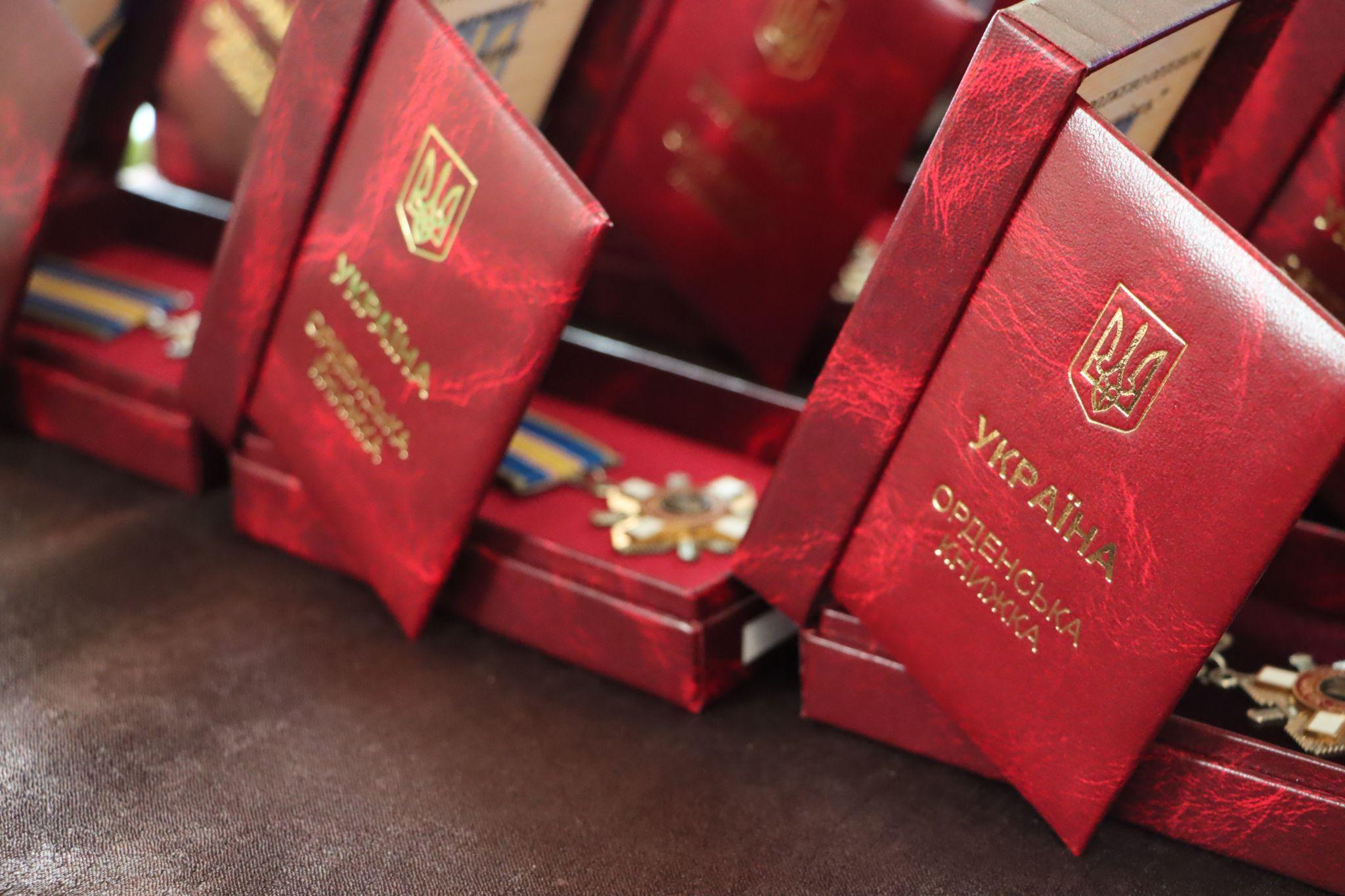 Новини Тернополя - фото з «Серце болить, не було ні дня без сліз»: у Тернополі посмертно нагородили військових (РЕПОРТАЖ)