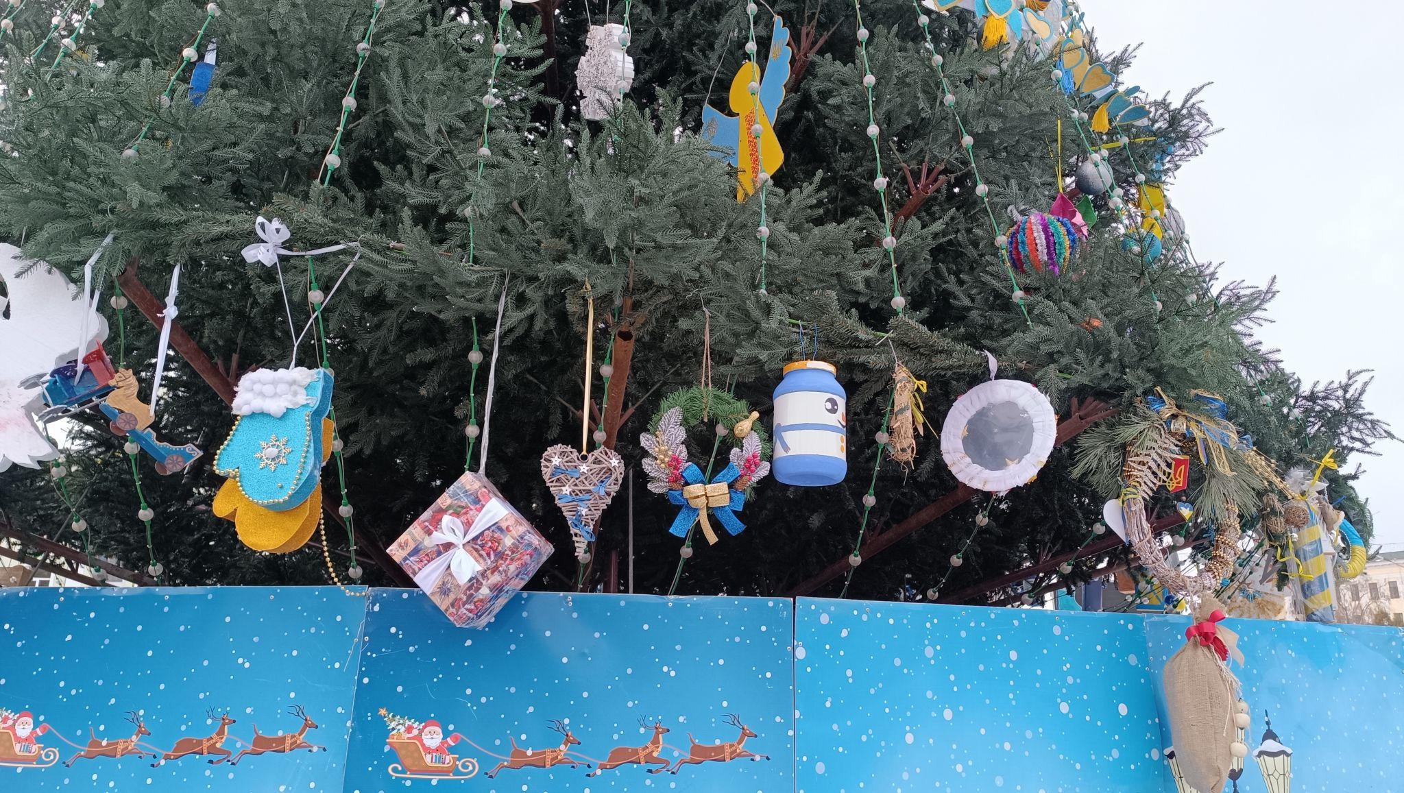 Новини Тернополя - фото з Тернопіль різдвяно-новорічний – як прикрасили місто до зимових свят (ФОТОРЕПОРТАЖ)