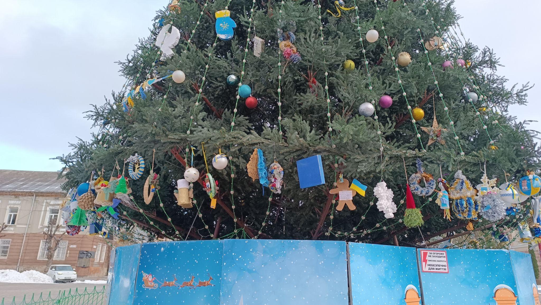 Новини Тернополя - фото з Тернопіль різдвяно-новорічний – як прикрасили місто до зимових свят (ФОТОРЕПОРТАЖ)