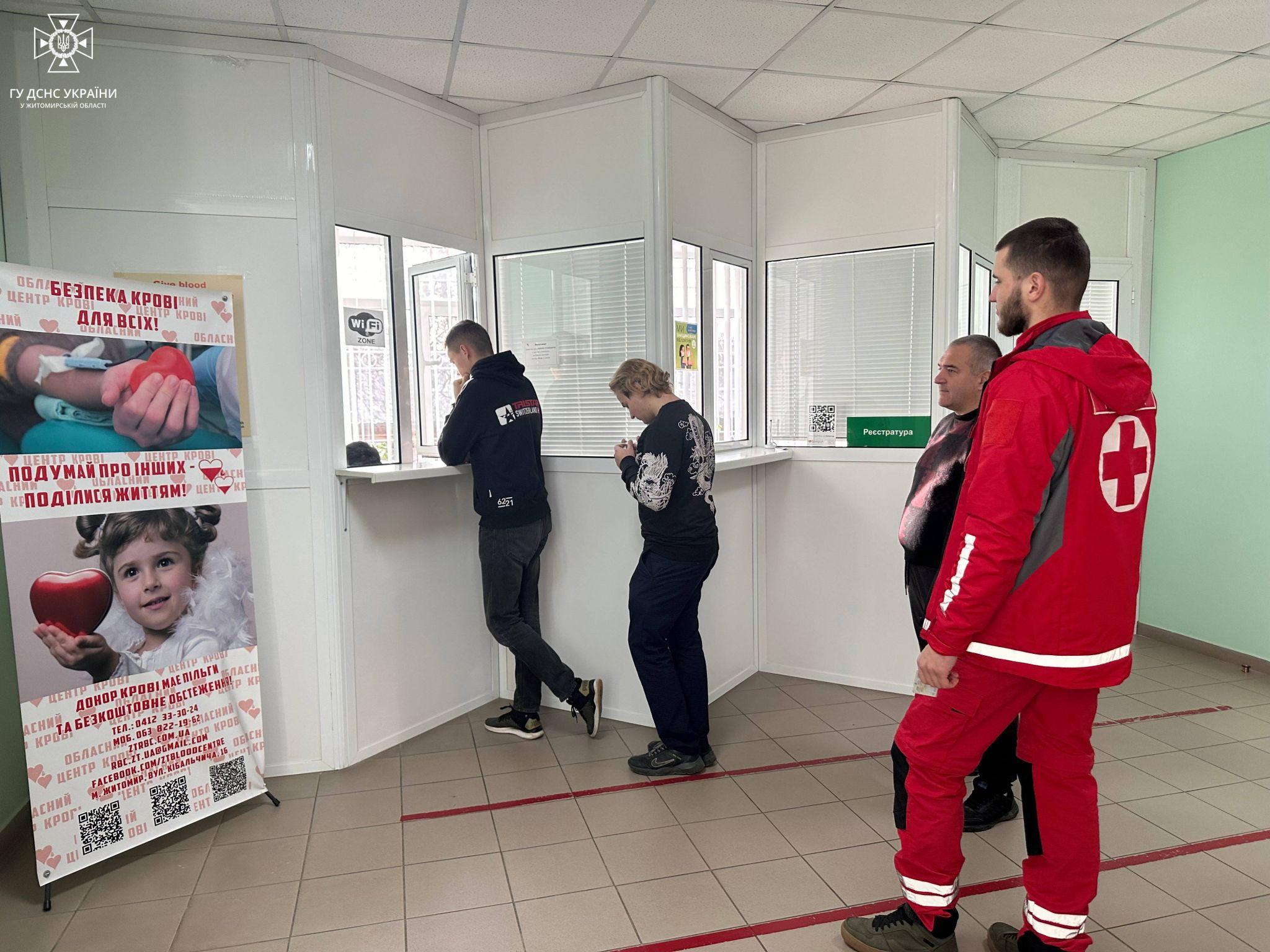 Новини Житомира - фото з Житомирські рятувальники поповнили банк крові та долучилися до акції “Таємничий Санта”
