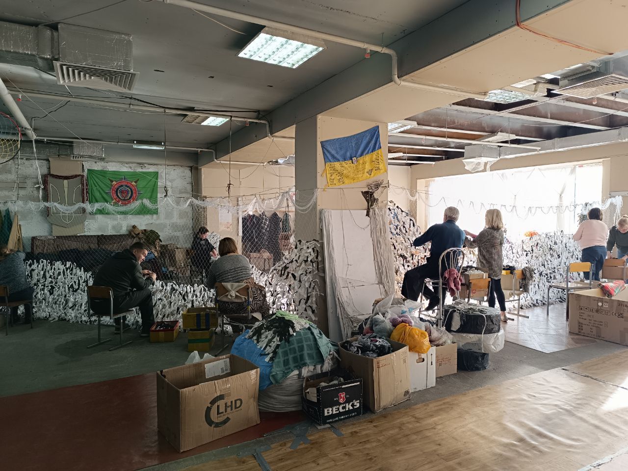 Новини Вінниці - фото з «Наймолодшому волонтеру було 7, а найстаршому 82». Як плетуть сітки у центрі «Ми разом»